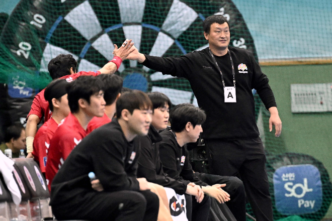 선수를 격려하는 충남도청 박경석 코치 / 사진제공=대한핸드볼협회
