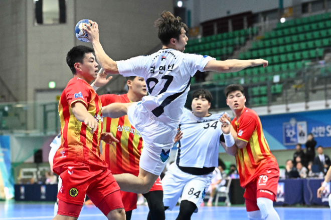 경기 MVP를 차지한 두산 김연빈이 상무 수비수 사이에서 슛을 시도하고 있다. / 사진제공=대한핸드볼협회