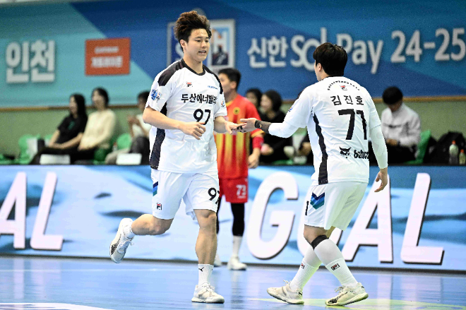 두산 김연빈 선수가 공격 성공 후 김진호 선수와 격려를 나누고 있다. / 사진제공=대한핸드볼협회