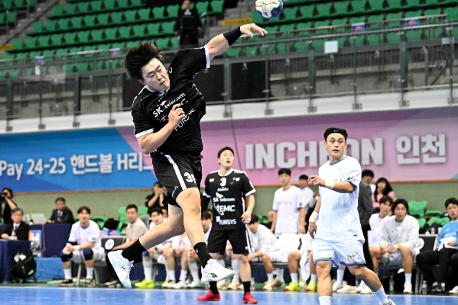 SK호크스 연민모의 강력한 점프슛 / 사진제공=대한핸드볼협회