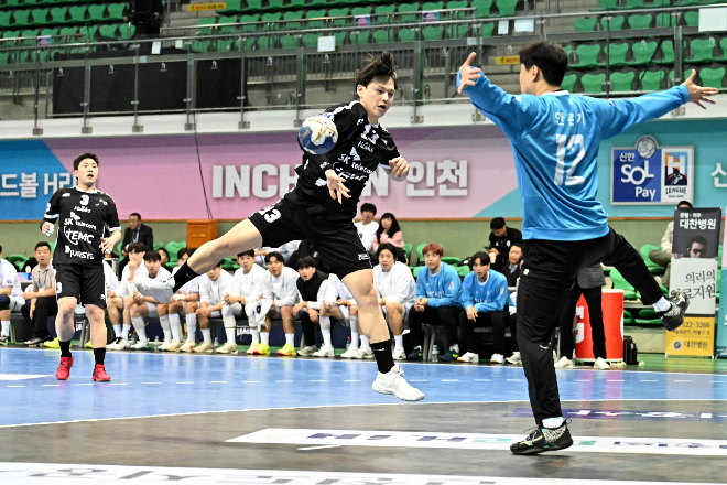 SK호크스 이현식이 스핀슛을 시도하고 있다. / 사진제공=대한핸드볼협회