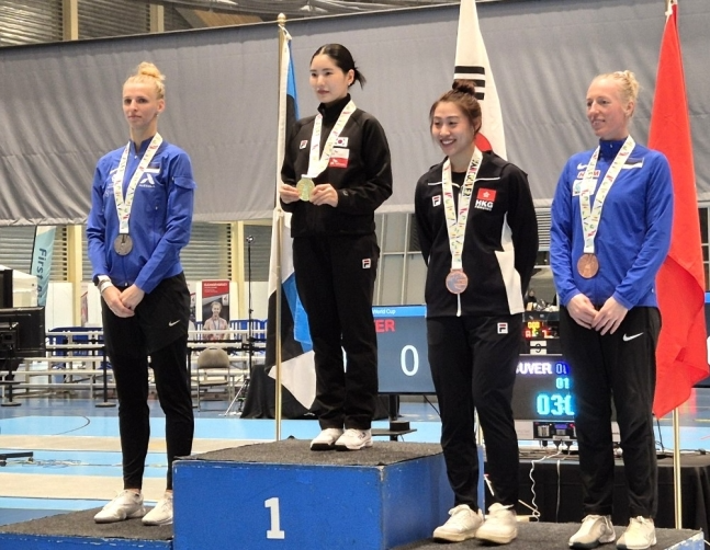 밴쿠버 금메달 목에 건 송세라(왼쪽에서 두 번째)