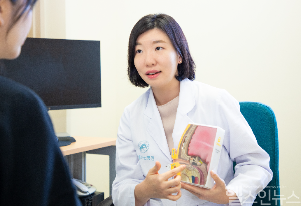 박정미 강릉아산병원 이비인후과 교수가 안면신경마비의 정확한 원인을 알기 위해서는, 먼저 귀에 문제가 없는지 확인이 필요하다고 설명하고 있다. (강릉아산병원 제공)