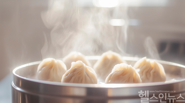 추운 날씨 자주 찾게되는 뜨거운 음식. 너무 뜨거운 음식은 입안 화상을 부를 수 있어 섭취 전 음식 온도부터 확인하는 습관을 가지는 게 좋다. (클립아트코리아)