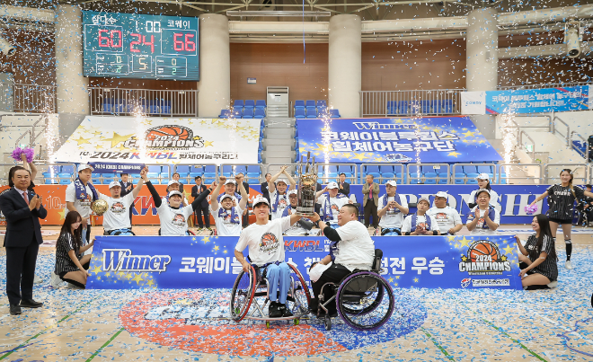 지난 24일 경기광주시민체육관에서 열린 '2024 KWBL 휠체어농구리그' 시상식에서 김영무 코웨이 블루휠스 감독과 곽준성 선수가 우승컵을 들어 올리고 있다.ⓒ코웨이