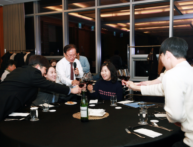 NS홈쇼핑 조항목 대표이사가 지난 22일 임직원 신혼부부를 초대해 직접 결혼을 축하하는 자리를 가졌다. ⓒNS홈쇼핑