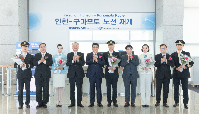 대한항공은 지난 24일 인천국제공항 제2터미널에서 인천~일본 구마모토 노선 재취항 기념 행사를 열었다. 황성원 대한항공 여객노선부 담당(왼쪽에서 다섯 번째), 히사모토 마사노리 구마모토국제공항 주식회사 영업본부장(왼쪽에서 네 번째) 등 주요 관계자들이 KE777편 운항·객실 승무원들과 기념사진을 촬영하는 모습. ⓒ 대한항공