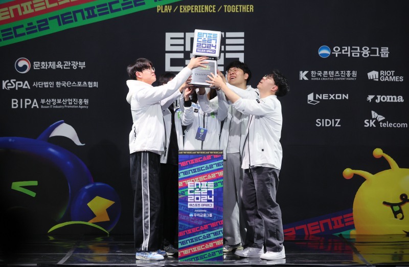 2024 e스포츠 대학리그 LoL 우승 트로피를 든 신구대(사진=KeSPA 제공).