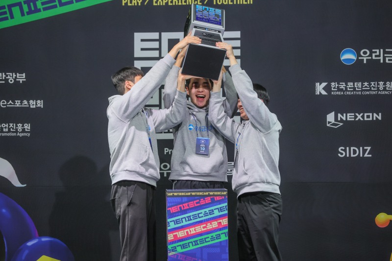 2024 e스포츠 대학리그 FC 온라인 우승 트로피를 든 단국대(사진=KeSPA 제공).