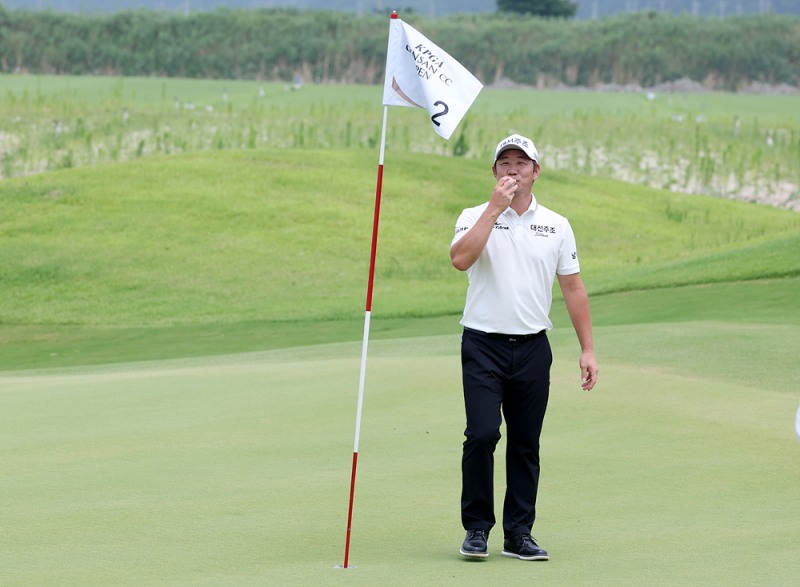 KPGA 군산CC 오픈 3라운드에서 앨버트로스를 기록한 강경남 사진=KPGA