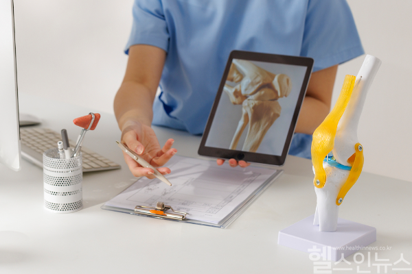 무릎 관절을 움직일 때마다 소리가 나는 것도 모자라 3가지 증상이 동반된다면 치료가 필요하다는 신호다. (클립아트코리아)