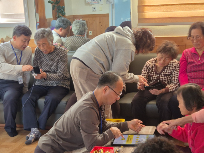 어르신 디지털 역량 강화 교육을 실시하고 있다. ⓒ 함평군