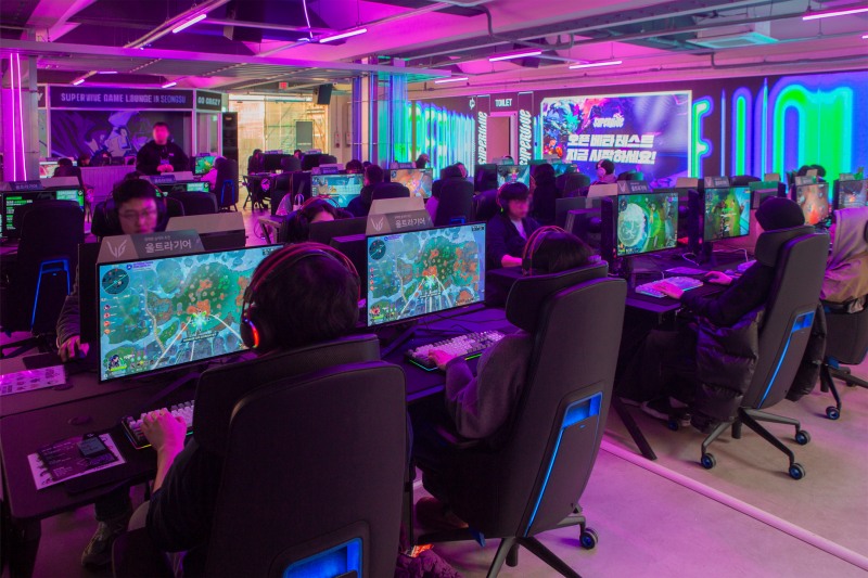 '슈퍼바이브 게임 라운지 in 성수'에 마련된 게임 플레이존(제공=넥슨).
