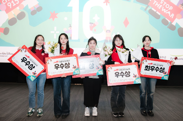 (왼쪽부터)‘내 방’ 한세하 감독, ‘네잎클로버’ 곽승희 감독, ‘영화로운 작음’ 권예하 감독, ‘그 애’ 강민하 감독 , ‘헨젤 : 두 개의 교복치마’ 임지선 감독 ©세이브더칠드런