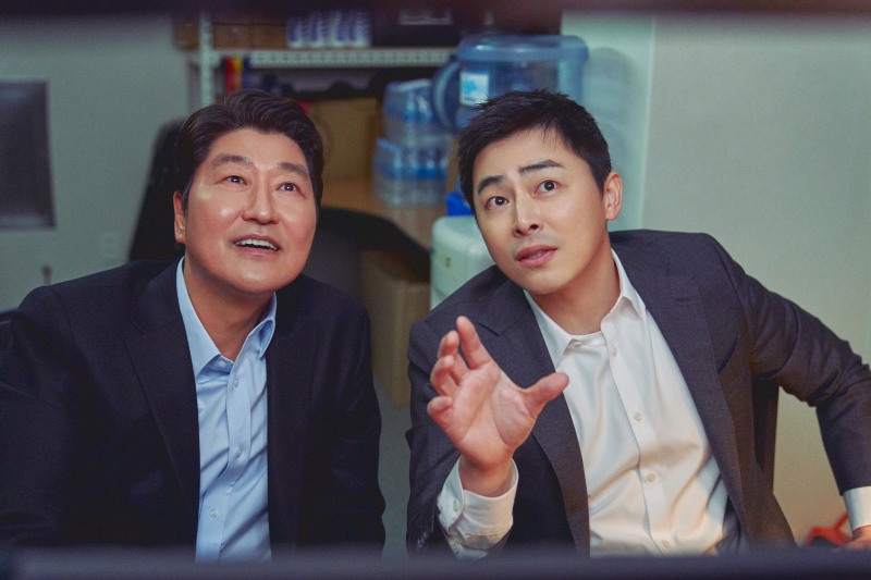 ‘1승’ 송강호와 재회한 대세 오브 대세 조정석, 존재감 200% 특별출연…라이벌 구단 감독으로 유쾌한 웃음 선사