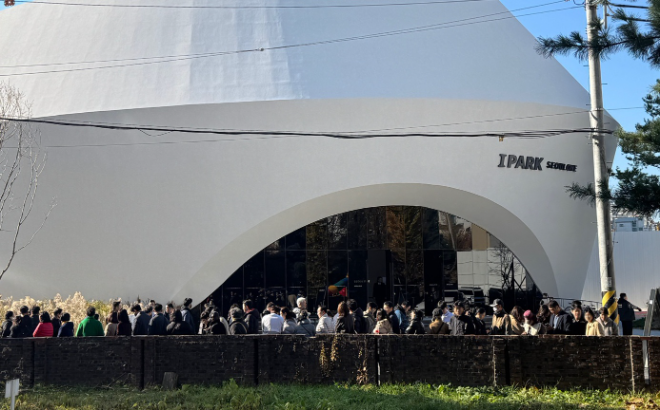 HDC현대산업개발이 지난 22일 갤러리를 열고 본격적인 공급에 나선 서울원 아이파크가 지난 25일 진행한 특별공급 청약에서 7,388건의 청약이 접수되었고, 최고 청약경쟁률 332대 1이라는 높은 경쟁률을 기록했다. 지난 주말 사이 서울원 아이파크 갤러리에는 3만여 명이 방문했다. ⓒ HDC현산