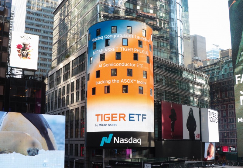 현지시간 25일 미국 나스닥은 ‘TIGER 미국필라델피아AI반도체나스닥 ETF' 신규 상장을 기념해 뉴욕 나스닥 타워 전광판에 축하 메시지를 게재했다.
