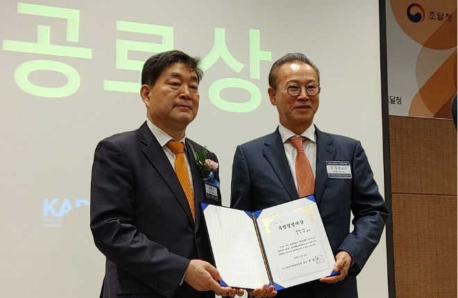 문주현 MDM그룹 회장(현 세계청년리더총연맹 상임고문)이 '22일 서울지방조달청에서 열린  '한국구매조달학회 2024 추계학술대회'에서 공로상을 수상, 문형남 한국구매조달학회 회장으로부터 상패를 받고 기념촬영을 하고 있다.