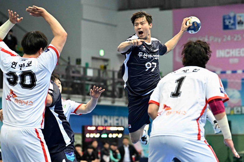 점프슛을 날리는 두산의 김연빈 / 사진제공=한국핸드볼연맹