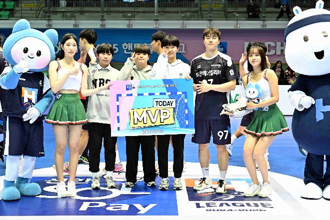 매치 MVP로 선정된 두산의 김연빈 / 사진제공=한국핸드볼연맹