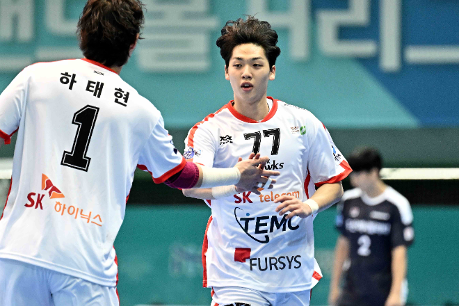 하이파이브를 하는 SK호크스의 하태현과 이주승 / 사진제공=한국핸드볼연맹