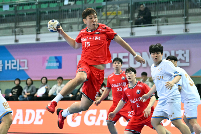 플라잉슛을 날리는 하남시청 김동명 / 사진제공=한국핸드볼연맹