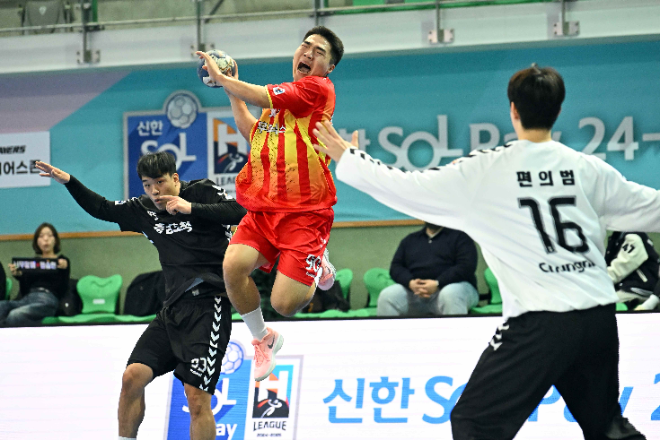 있는 힘껏 공을 던지는 상무피닉스 김락찬 / 사진제공=한국핸드볼연맹