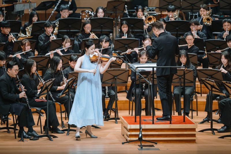 올키즈스트라 상위관악단과 협연 중인 바이올리니스트 김다미 (사진제공=앙상블리안)