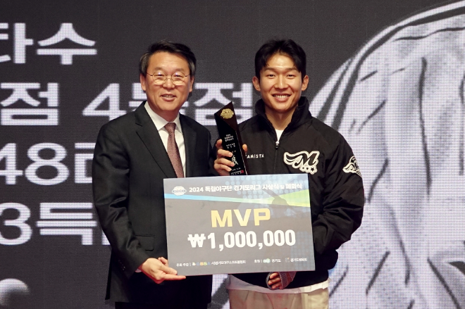 연천미라클 최수현이 최우수선수상(MVP)을 수상했다.(좌 김상수 문화체육관광국장)