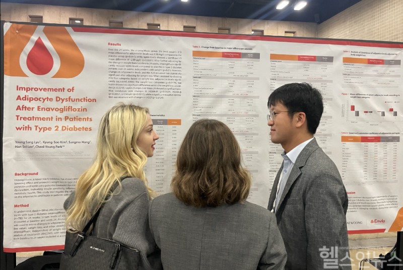조선대학교 류영상 교수가 미국 비만학회에서 엔블로의 대사기능 개선 가능성에 대한 연구결과를 포스터 발표하고 있다. (대웅제약 제공)