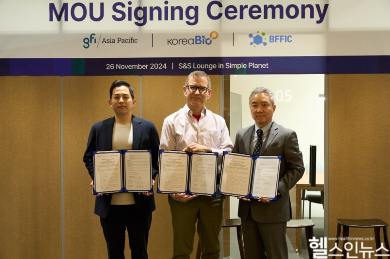 한국바이오협회는 바이오미래식품산업협의회, GFI와 업무협약을 체결했다고 밝혔다. (왼쪽부터)정일두 바이오미래식품산업협의회 회장, 브루스 프리디리히 GFI 대표, 이승규 한국바이오협회 부회장 (한국바이오협회 제공)