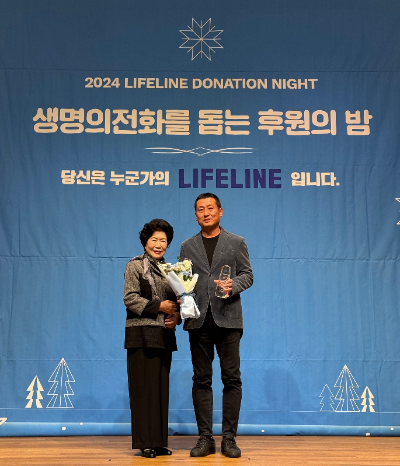 지난 26일 서울시 서대문구 연세대학교 동문회관 그랜드볼룸에서 개최된 '제 44회 생명의전화를 돕는 후원의 밤'에서 정성원 박카스사업부 사업부장(오른쪽)과 임혜숙 생명의전화 이사장이 기념사진을 촬영하고 있다. ⓒ 동아제약