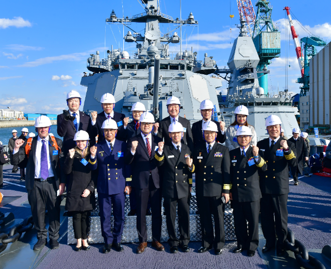 HD현대중공업은 27일 울산 본사에서 8200톤급 이지스구축함(Batch-Ⅱ) 1번함인 정조대왕함의 인도서명식을 개최했다고 밝혔다. 사진은 27일 HD현대중공업 울산 본사에서 참석자들이 8200톤급 이지스구축함 정조대왕함 인도식 기념사진을 촬영하고 있는 모습. (사진 = HD현대중공업 제공)