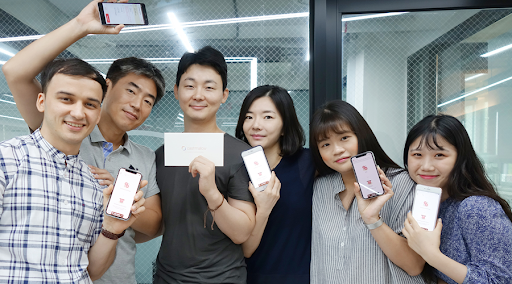 캐시멜로 임직원들이 운영중인 서비스 화면이 보이는 휴대전화를 들고 기념 촬영하고 있다. 캐시멜로 제공
