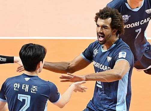 득점 후 기뻐하는 우리카드 아히