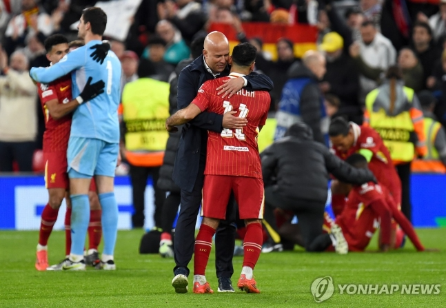 선수들과 승리의 기쁨을 나누는 리버풀의 아르네 슬롯 감독