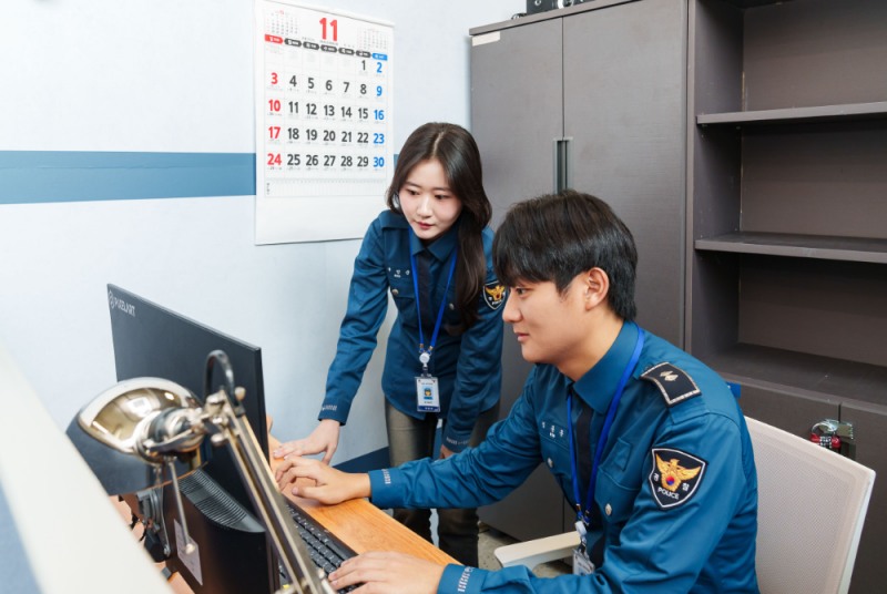 경찰관 복장을 한 대학생 서포터즈가 방탈출 체험을 진행하고 있다. (대웅제약 제공)