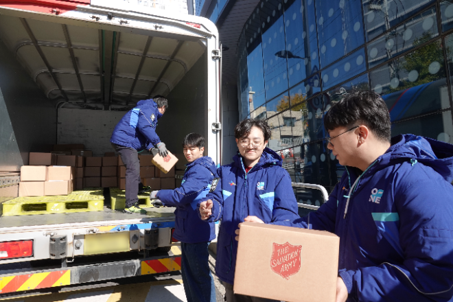 CJ대한통운은 구세군 자선모금에 사용되는 자선냄비, 종, 모금통, 자원봉사자패딩 등 1천여개의 물품을 전국 구세군 거점에 배송했다고 28일 밝혔다. 서울 서대문구 충정로 구세군 대한본영에서 CJ대한통운과 직원들이 자선모금 물품이 담긴 택배상자들을 트럭에 싣고 있다. ⓒCJ대한통운