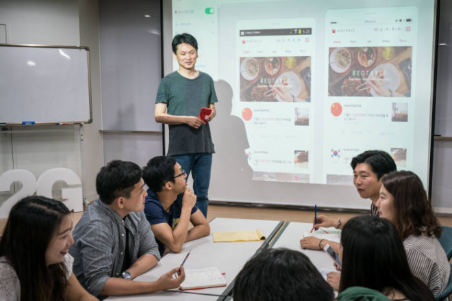 도해용 레드테이블 대표와 입직원들리 인공지능 기반 빅데이터를 활용한 서비스와 관련해 회의하고 있다.