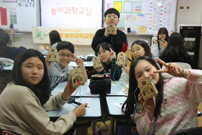 SK이노베이션의 100% 자회사인 SK인천석유화학이 굿네이버스 인천지역본부와 함께 지역사회 창의인재 양성을 위해 운영해온 초등학생 친환경 놀이과학교실을 성공적으로 종료했다고 28일 밝혔다. 사진은 지난 27일 인천 서구 해원초등학교에서 진행된 태양광 조명 만들기 수업 모습. (사진 = SK이노베이션 제공)