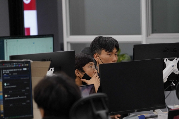 여행산업의 디지털 전환을 위해 어딩 직원들이 프로젝트를 진행하고 있다.