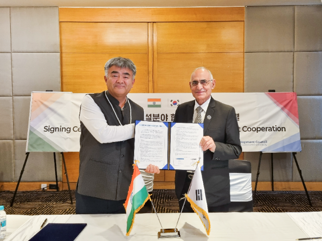 (왼쪽부터) 정원주 대한주택건설협회 회장이 19일(현지시각) 인도건설산업개발위원회와 업무협약을 체결하고 있다.ⓒ대한주택건설협회