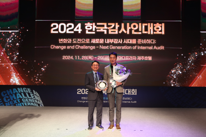 왼쪽 한국감사협회장과 이욱희 오른쪽 한전 감사실 홍기종 부장이 기념사진을 찍고 있다. ⓒ 한전