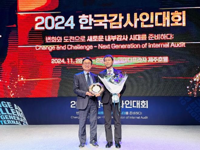 11월 28일(목) 라마다프라자 제주호텔 라마다볼룸에서 개최된 「2024 한국감사협회 감사대상 시상식」에서 김기덕 캠코 감사실장(사진 오른쪽)이 ‘최우수 내부감사 부문 대상’을 수상하고 이욱희 한국감사협회 회장(사진 왼쪽)과 기념촬영을 하고 있다. ⓒ 캠코