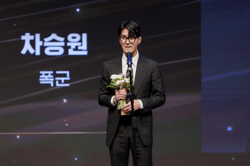 차승원, 소비자의 날 ‘시청자가 뽑은 올해의 배우상' 수상…"정진하고 매진하는 배우 될 것"