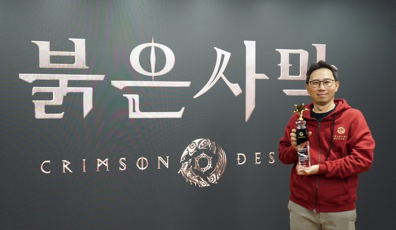 '게임 오브 지스타' 트로피를 받은 펄어비스 김경만 최고사업책임자(제공=펄어비스).