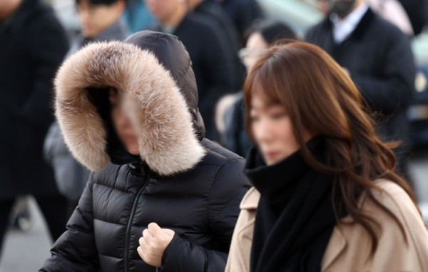 토요일인 30일은 전국이 대체로 흐린 가운데 제주도와 중부지방에 빗방울이 떨어지겠다. 추위가 이어진 지난 19일 오전 서울 종로구 세종대로사거리에서 두꺼운 옷차림을 한 시민들이 발걸음을 옮기고 있는 모습.
