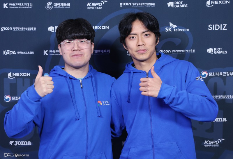 KeG FC 온라인 결승에 오른 경상남도 대표 임태산(왼쪽)과 제휘담.
