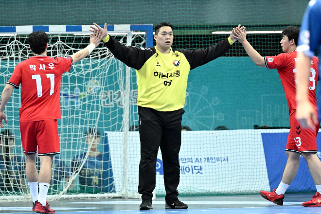 하이파이브하는 하남시청 선수들 / 사진제공=한국핸드볼연맹