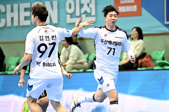 하이파이브를 하는 두산 김연빈과 김진호 / 사진제공=한국핸드볼연맹